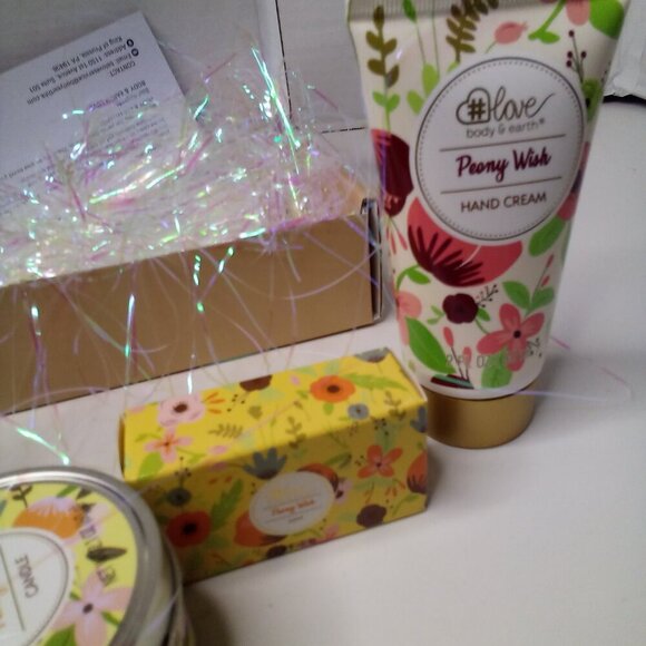 Body & Earth Love Set Hand Cream Foot Cream Soap Candle - Picture 9 of 12
